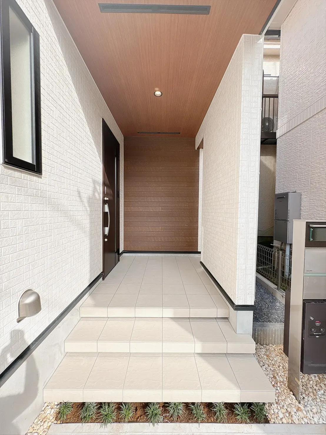 【玄関】ゆとりある玄関ポーチを採用。雨の日のお出かけや荷物の出し入れもスムーズに行える、使い勝手の良い空間です。