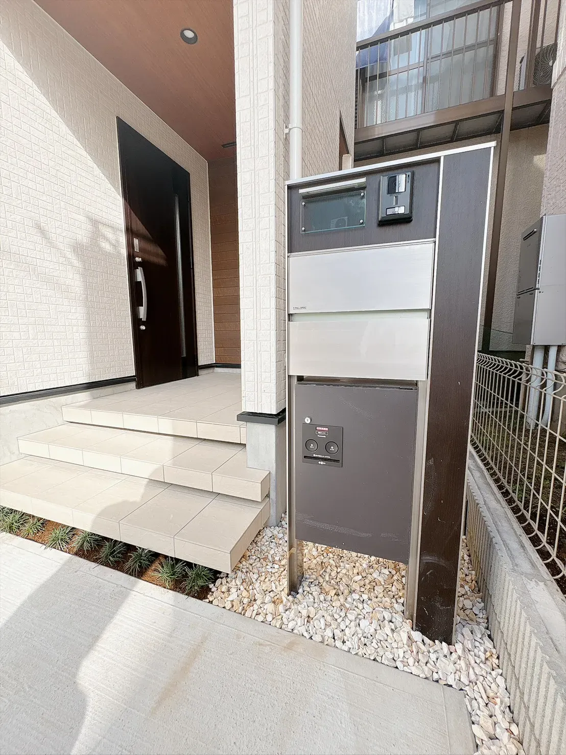 【玄関設備】不在時でも荷物を受け取れる宅配ボックスを標準装備。共働き世帯やお出かけが多いご家庭にも嬉しい設備です。