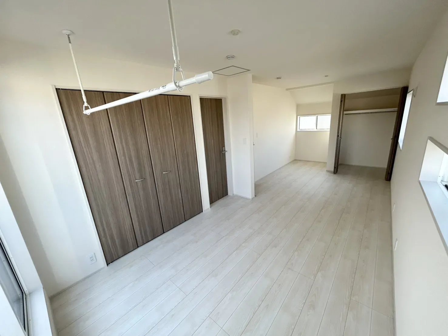 【2号棟】間仕切り壁を想定して2ドア2クローゼットを配置。2部屋にできるように対応しています