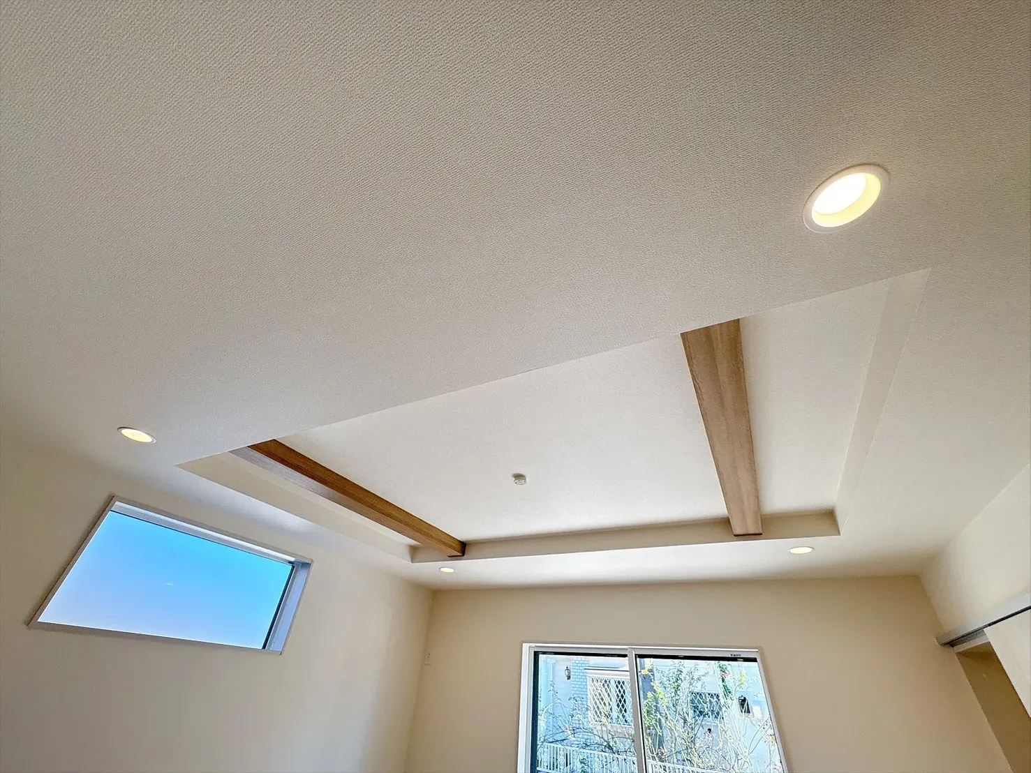 【折上天井】開放感を演出する折上天井。天井に立体感を持たせることで、空間に広がりと上質感をプラスしています。