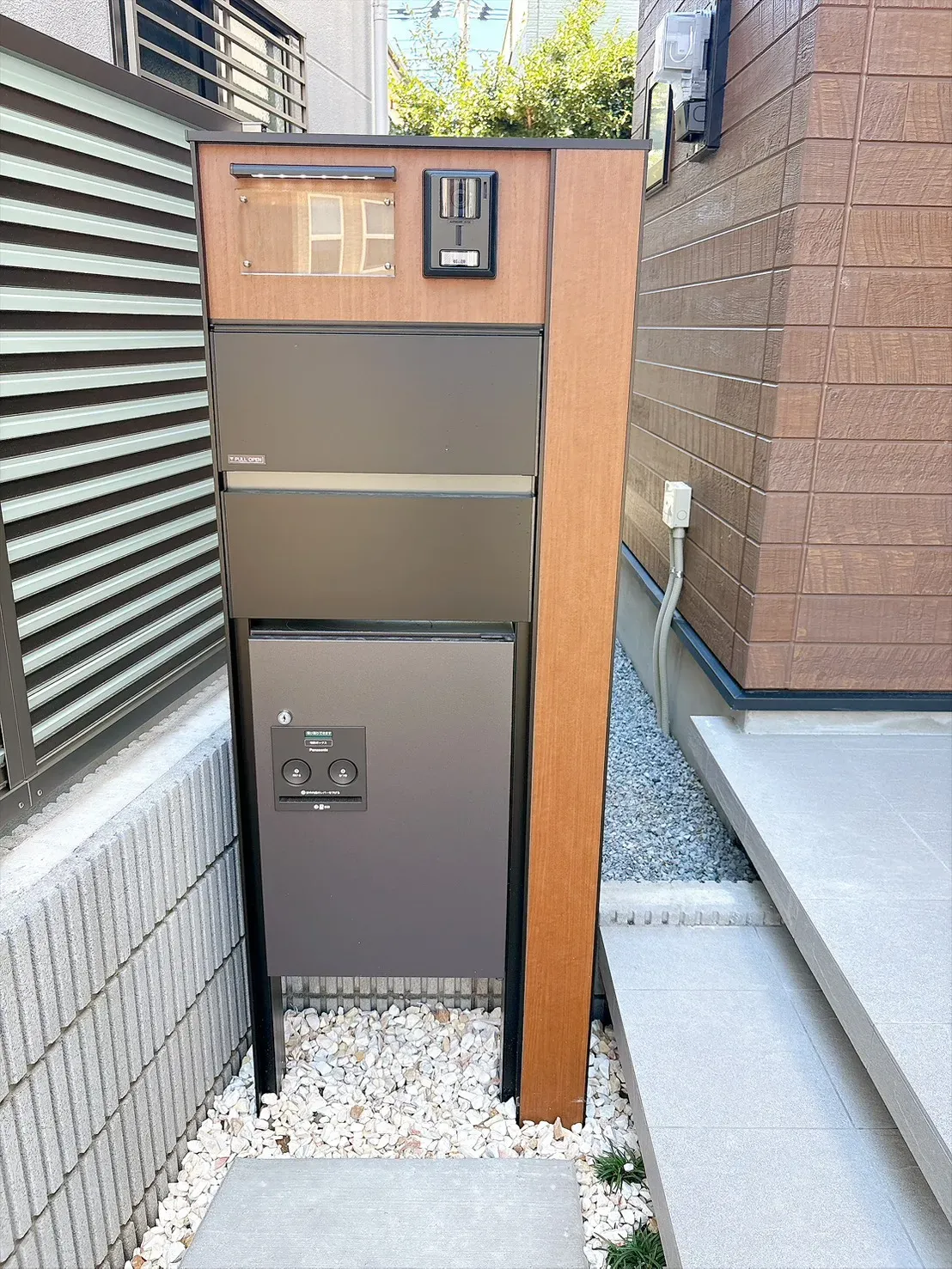 【玄関設備】テレビモニター付きインターフォンで来訪者を映像で確認できる安心設計。ポスト一体型の為に、外構回りもすっきとした印象です。