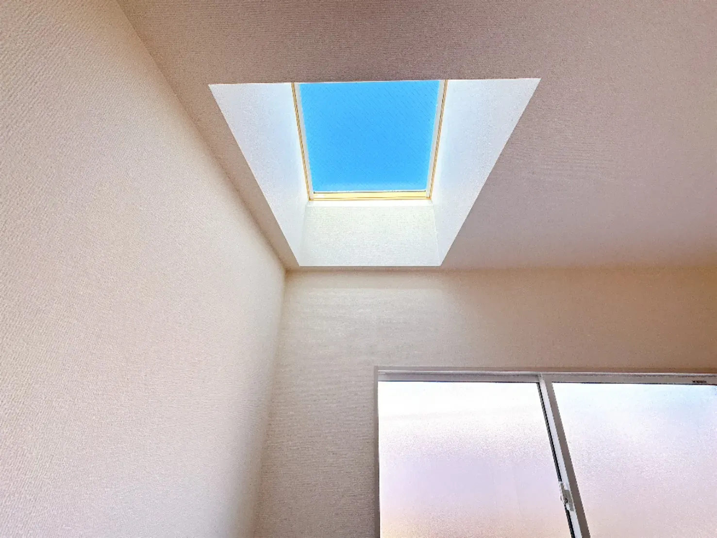 【洋室(5.25帖)】天窓から差し込む自然光が、お部屋全体をやさしく照らします。毎日の暮らしをワンランク上の心地よさへと導いてくれます。