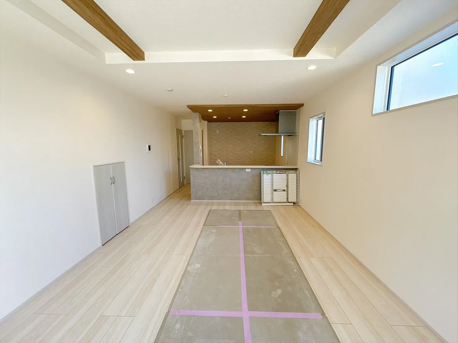 【キッチン前面】折上天井と木目調のアクセントが空間に上質感をプラス。家族が自然と集まり、食事や団らんの時間をゆったり楽しめる住まいの中心です。
