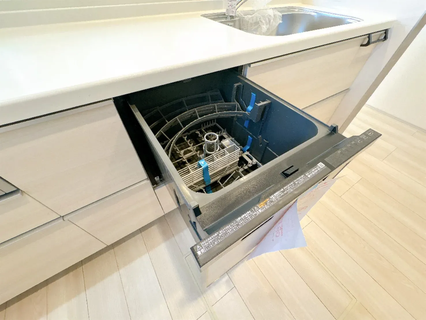 【食洗器】乾燥機能付き食洗器を標準装備◎洗浄から乾燥までワンタッチ!家事負担を軽減し、毎日の時間にゆとりを生み出します。