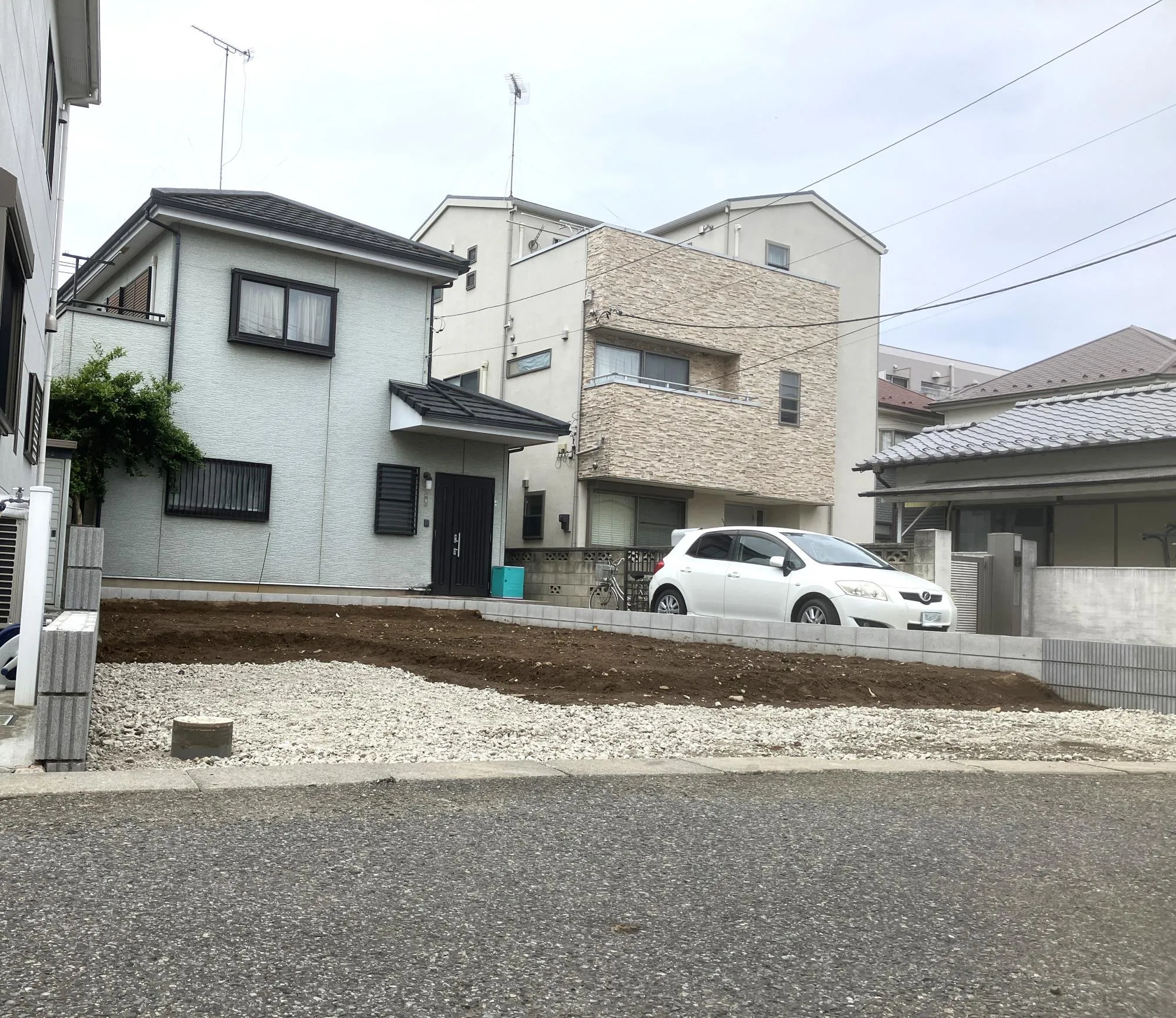 【外観写真】太陽光パネルや室内物干を採用し、日々の暮らしをサポートする設備が整っています。