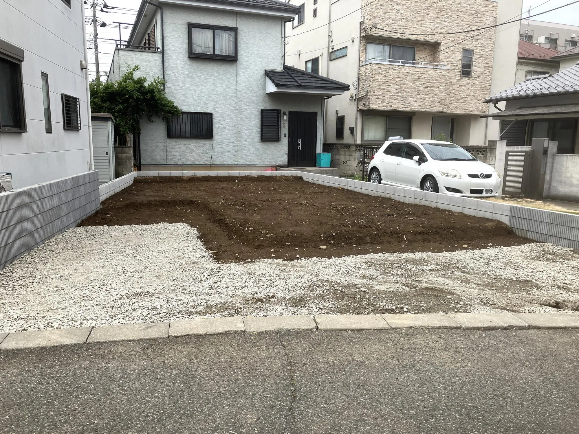 【外観写真】カースペース2台分を確保(軽1台含む)。敷地を有効活用した使いやすい配置です。
