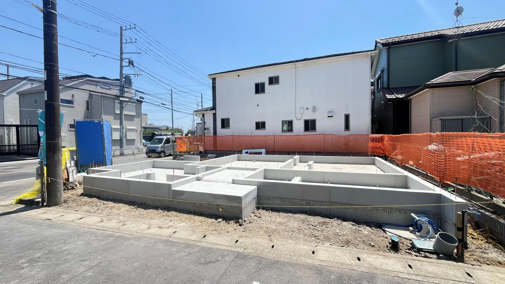 基礎ができ、これから上棟していきます。写真からも伝わるように採光が降り注いでおります。