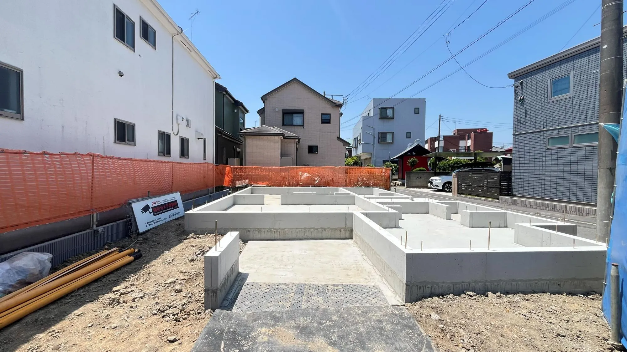 開放感のある間取りにカースペース2台(車種による)です。