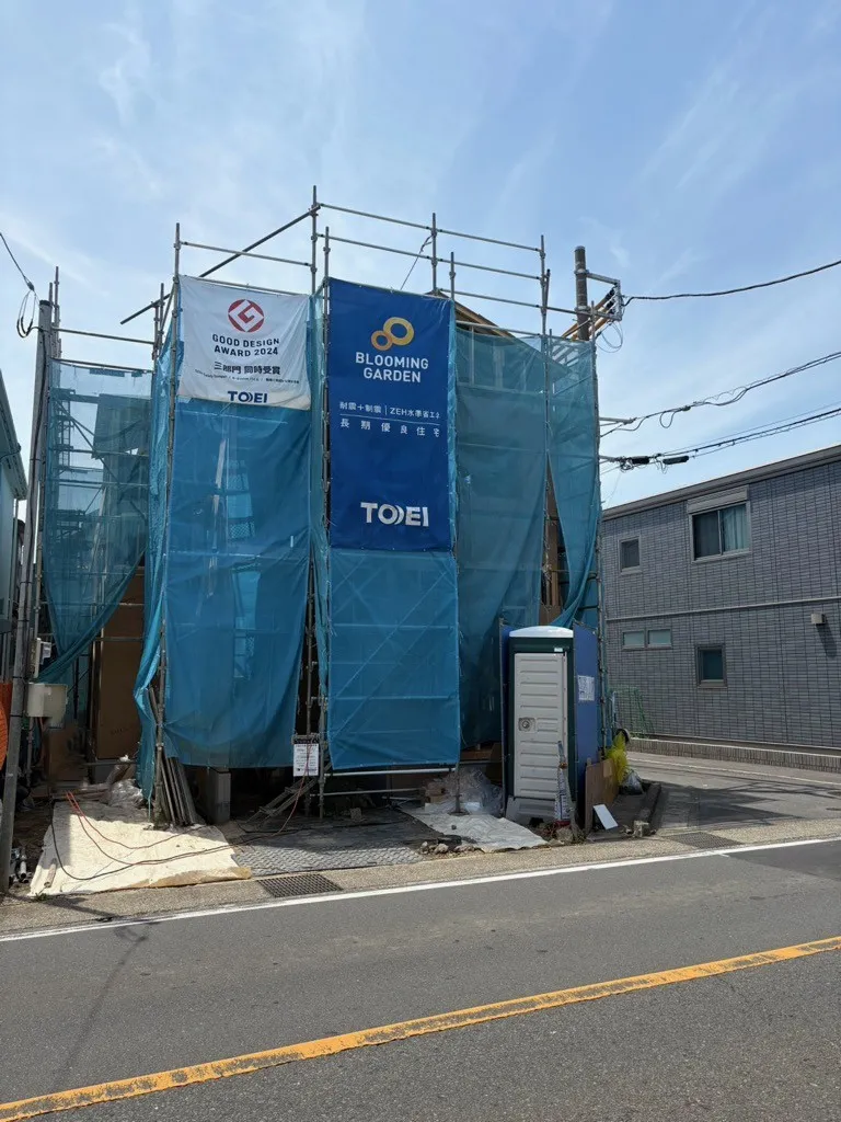 開放感のある間取りにカースペース2台(車種による)です。
