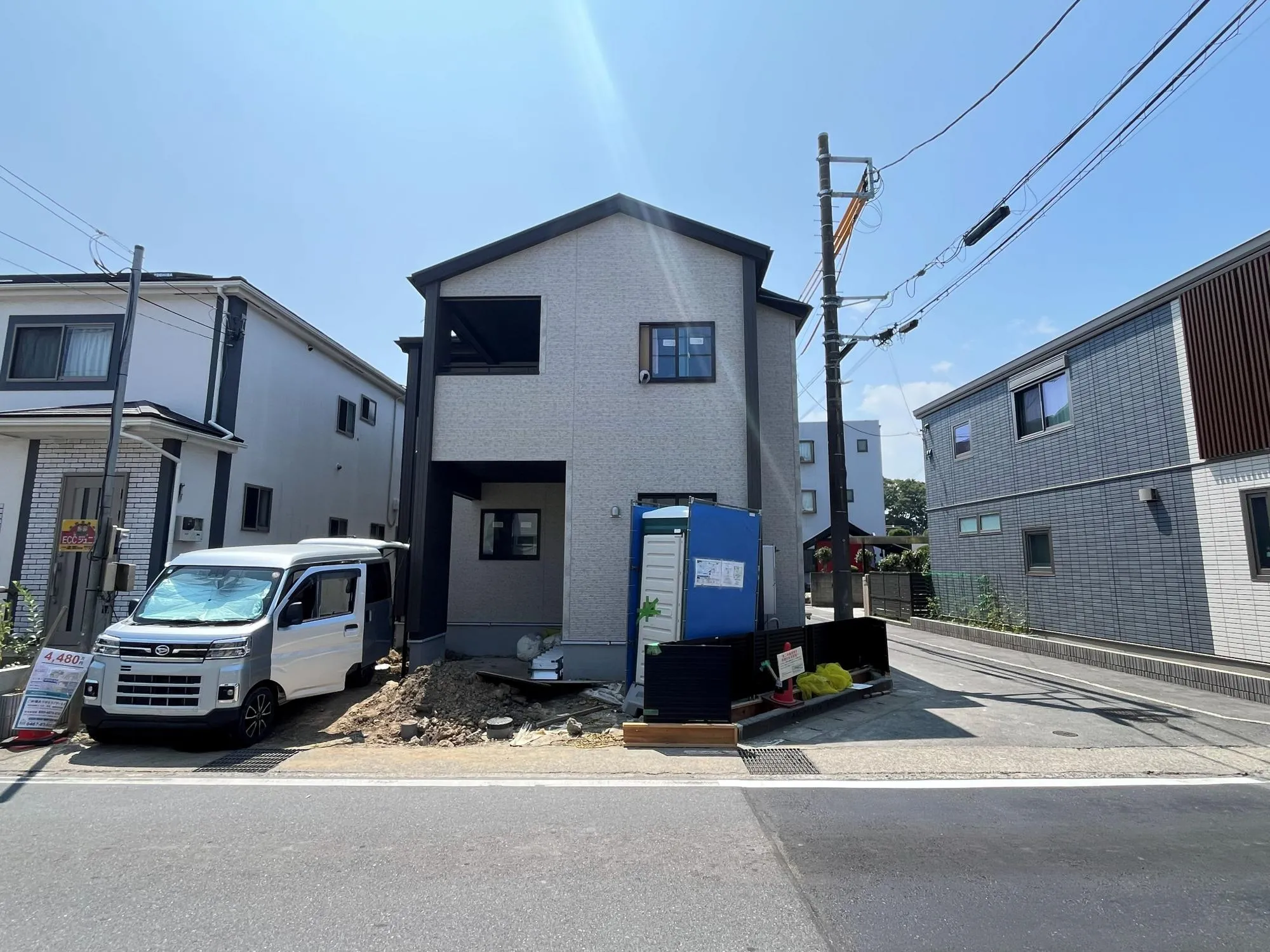 開放感のある間取りにカースペース2台(車種による)です。