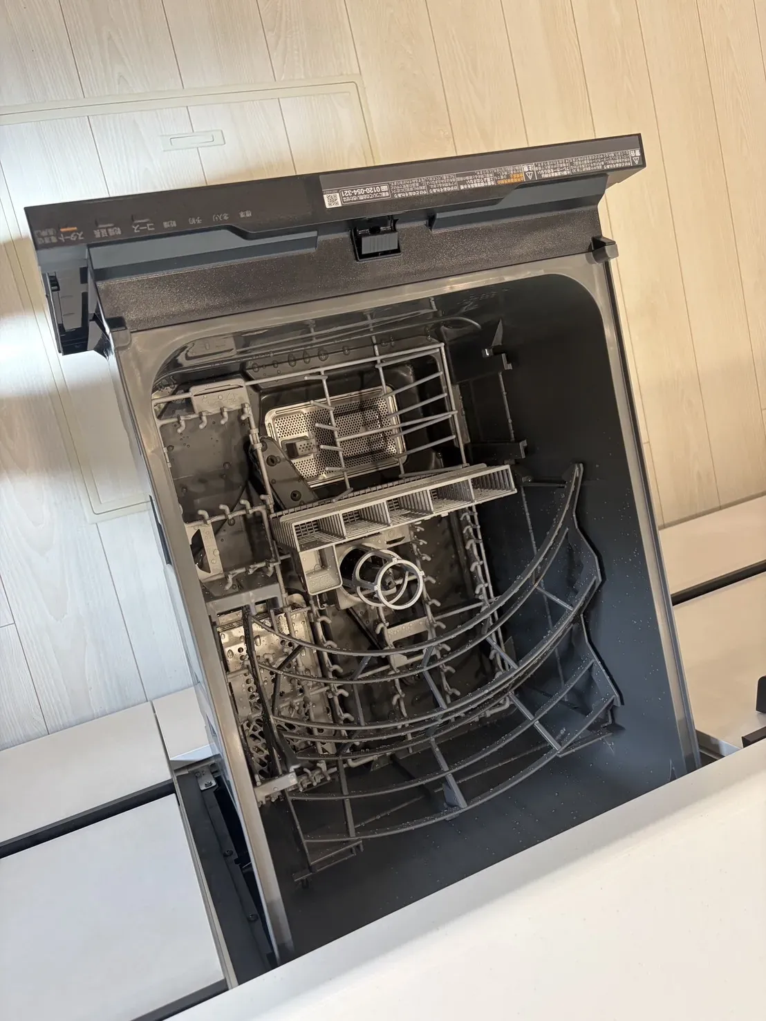 【キッチン①号棟】ビルトイン食洗器が標準仕様。時短はもちろん高温水洗浄で衛生面にも寄与します。