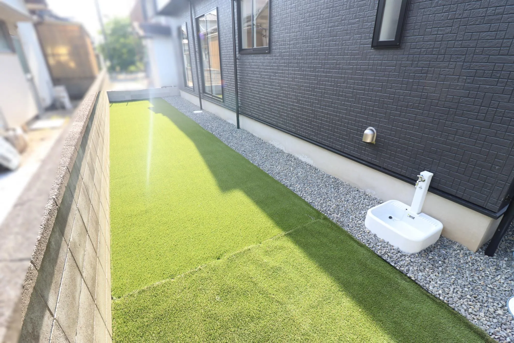 【外観写真(太陽光パネル搭載物件)】