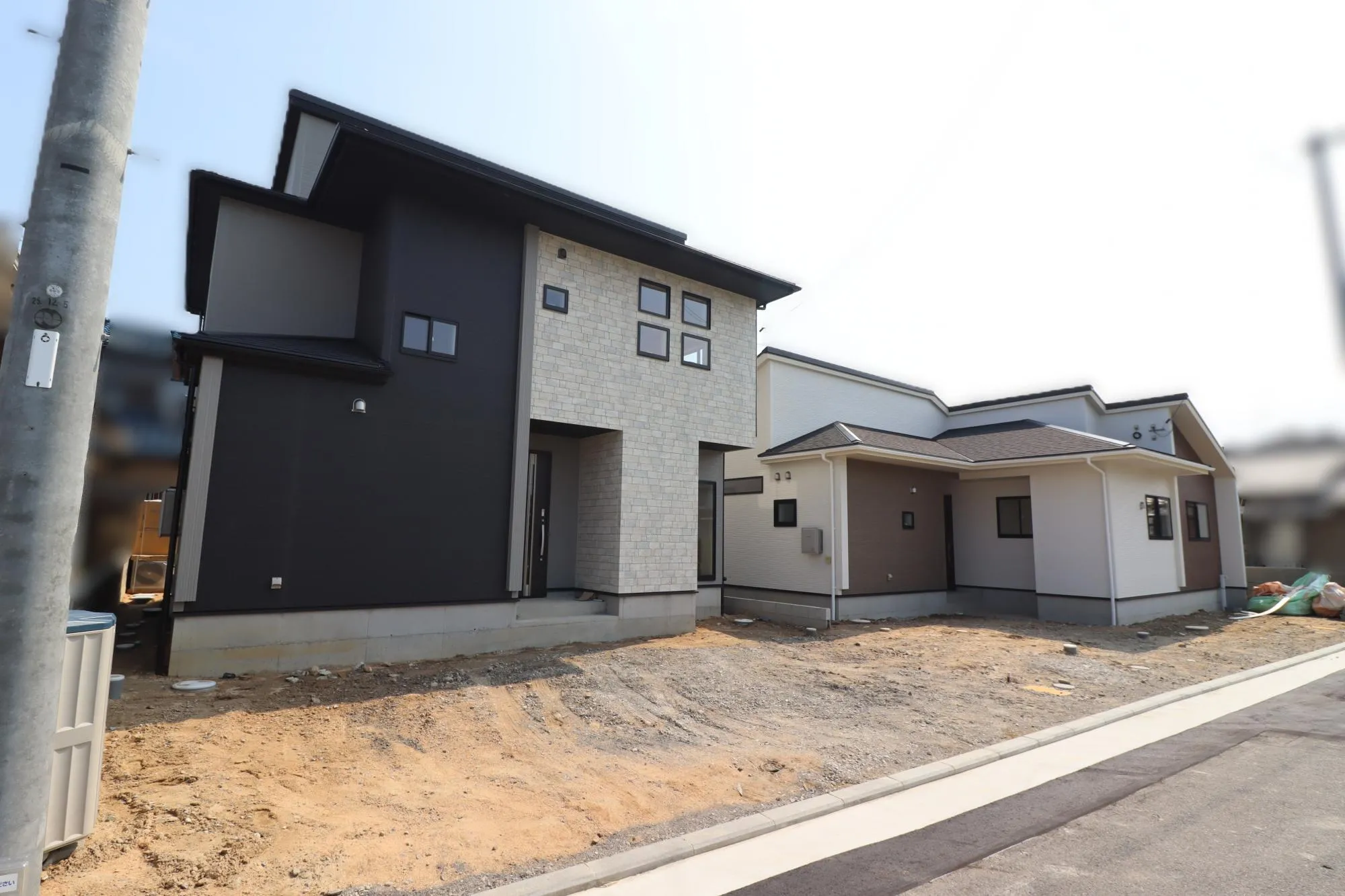 【現地外観写真/左:2号棟(2階建て)/右:1号棟(平屋)】