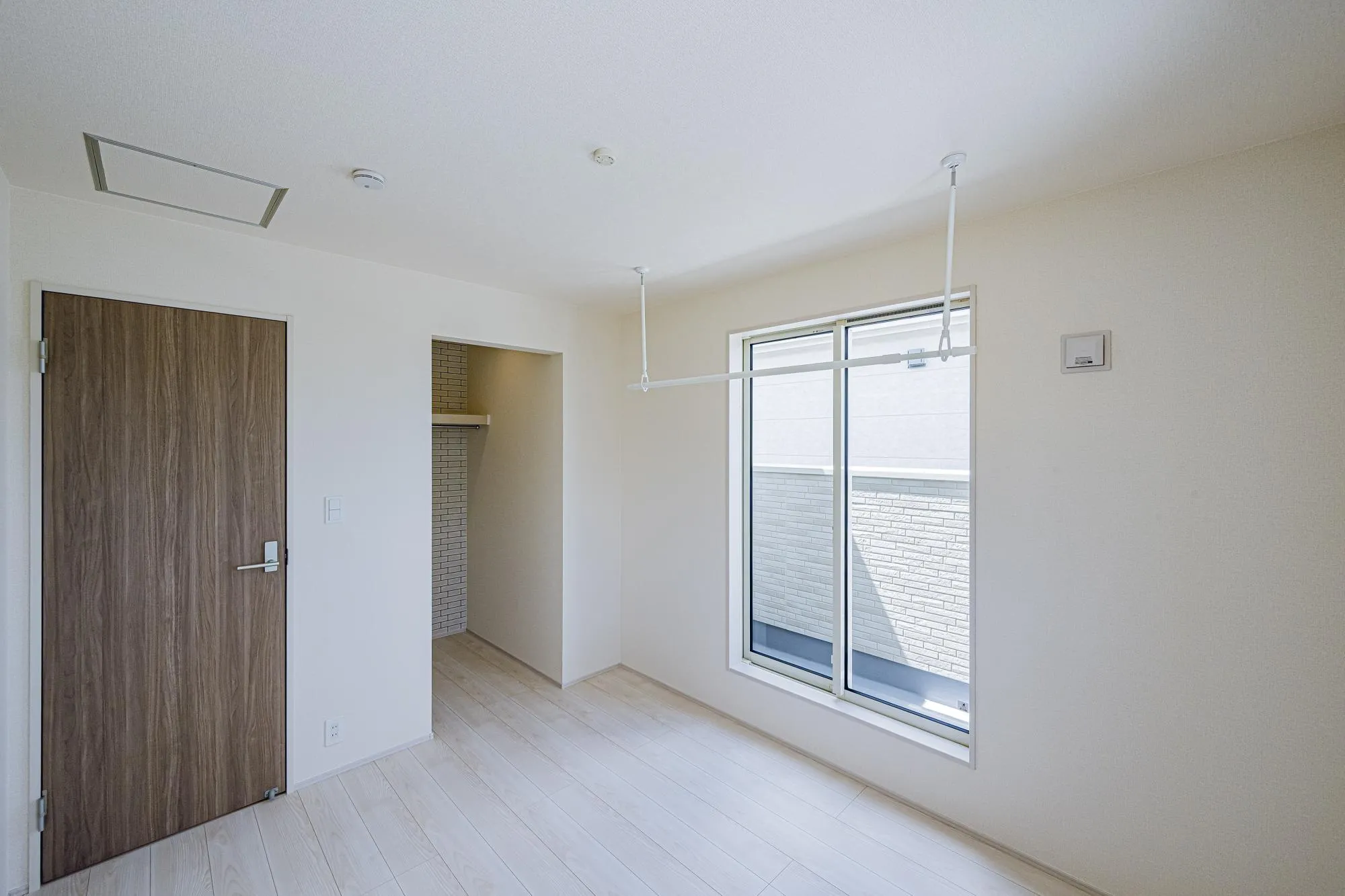 2号棟:洋室5.25帖　室内物干しがある部屋　