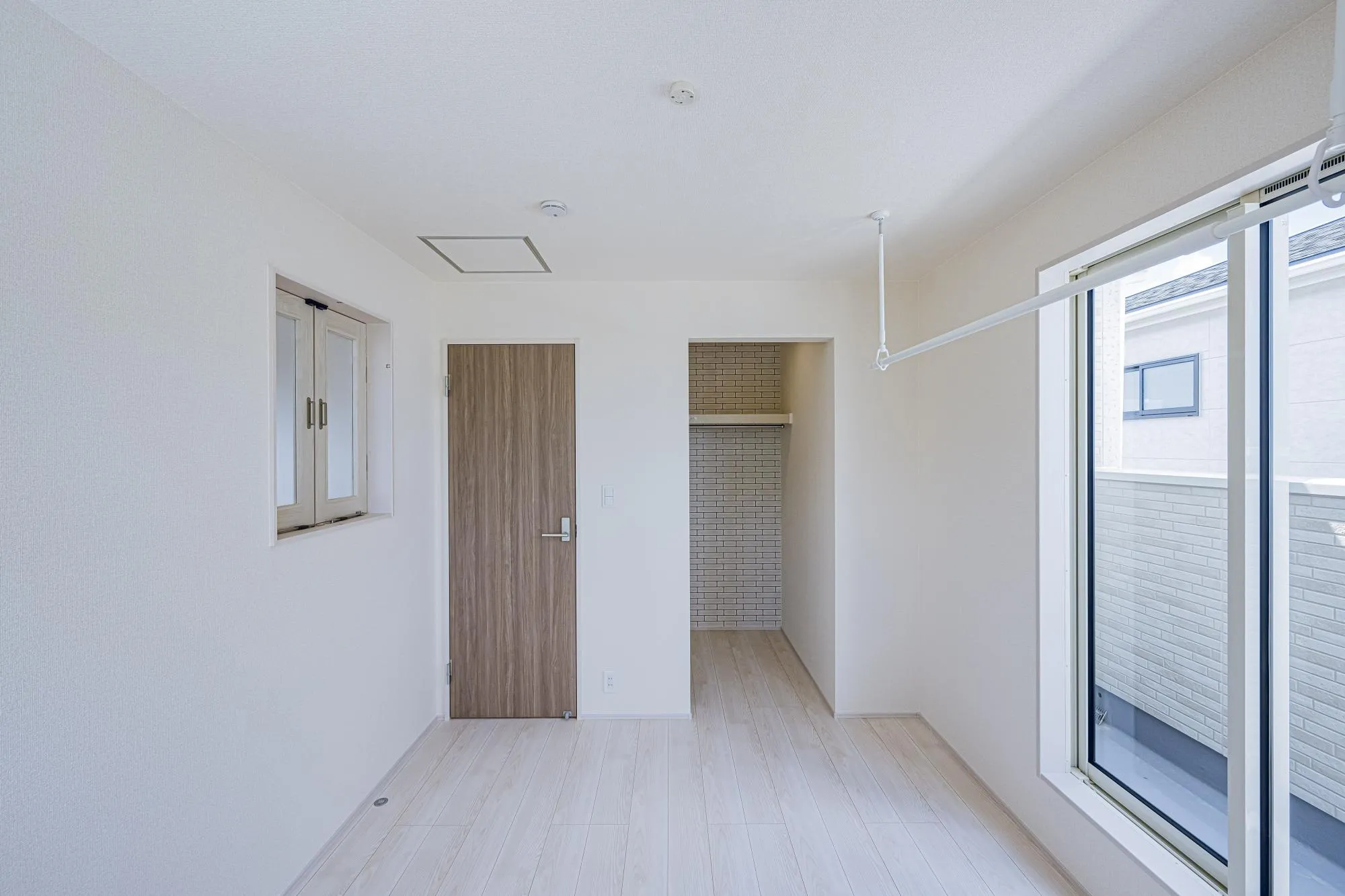 2号棟:洋室5.25帖　室内物干しがある部屋　