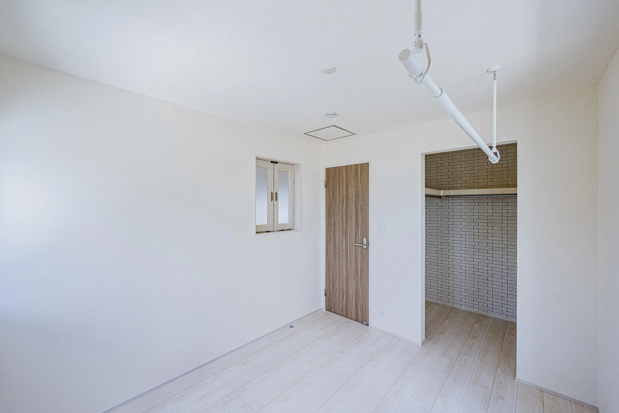 2号棟:洋室5.25帖　室内物干しがある部屋　