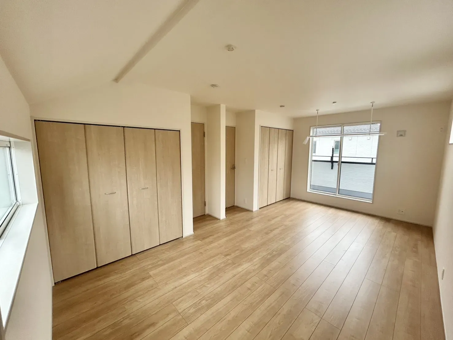 将来のライフスタイルに合わせて2部屋にできる可変型洋室