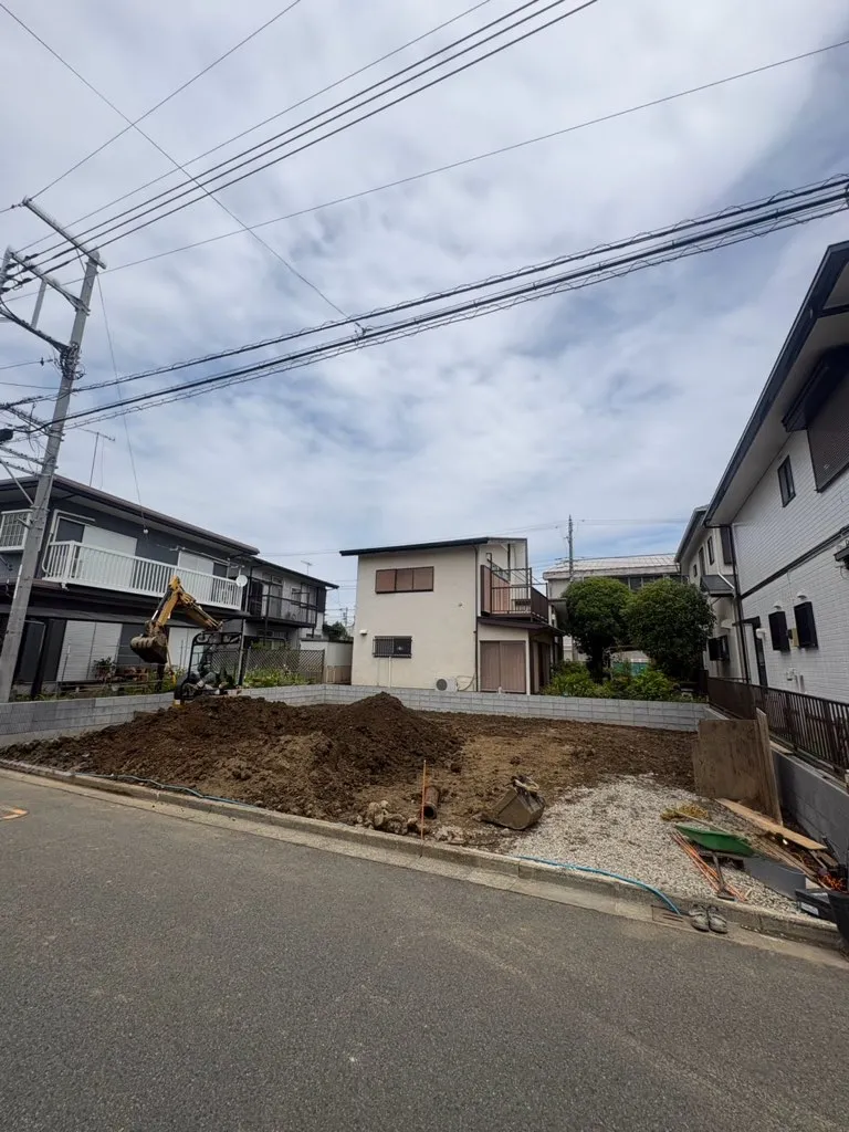 現地から徒歩5分にスーパーがあり、新鮮な食材も豊富で日々の買い物に便利な立地。