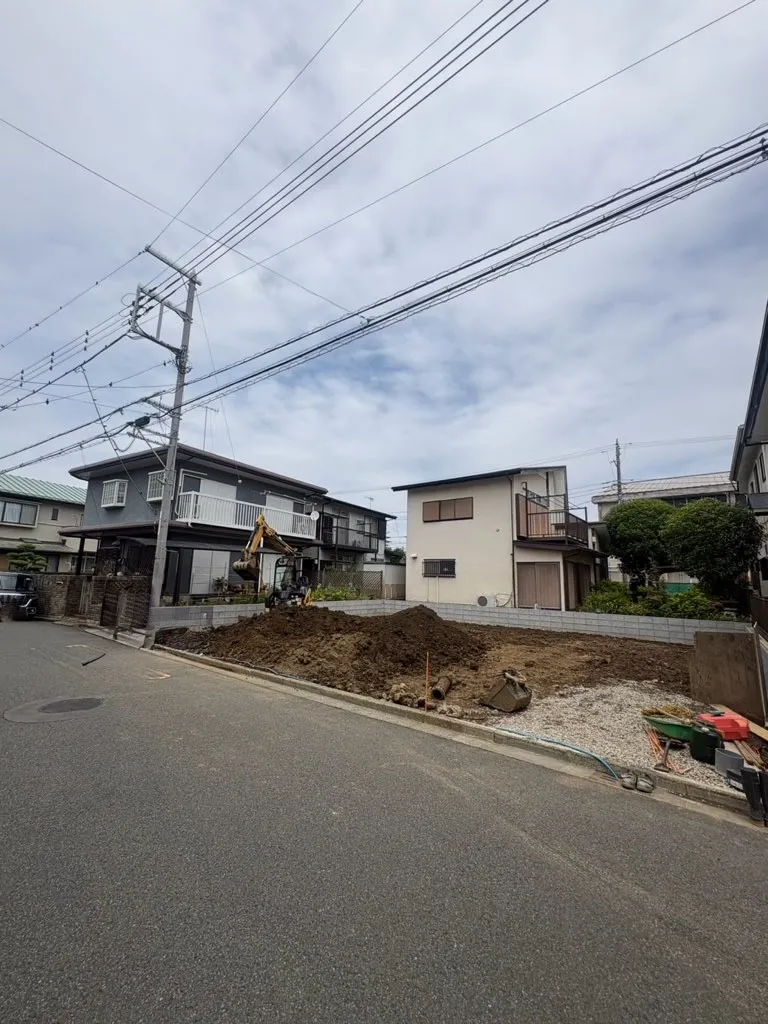 カースペースは三台分とめられ、広々としています。芝の庭スペースもあります!