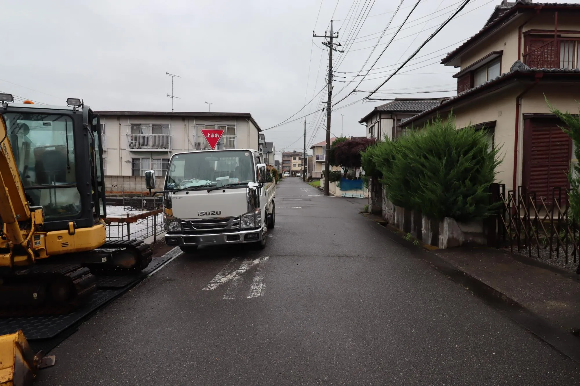 前面道路含む現地写真(基礎工事中)