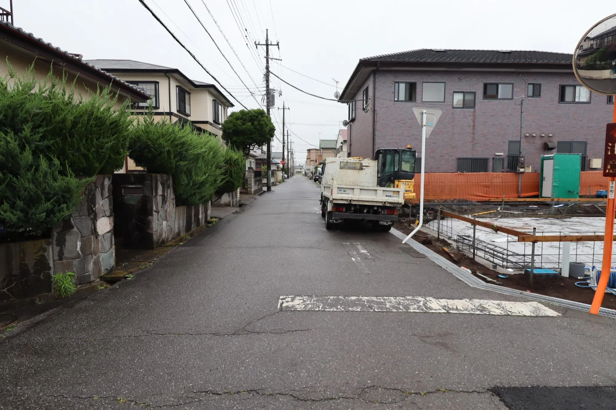 前面道路含む現地写真(基礎工事中)