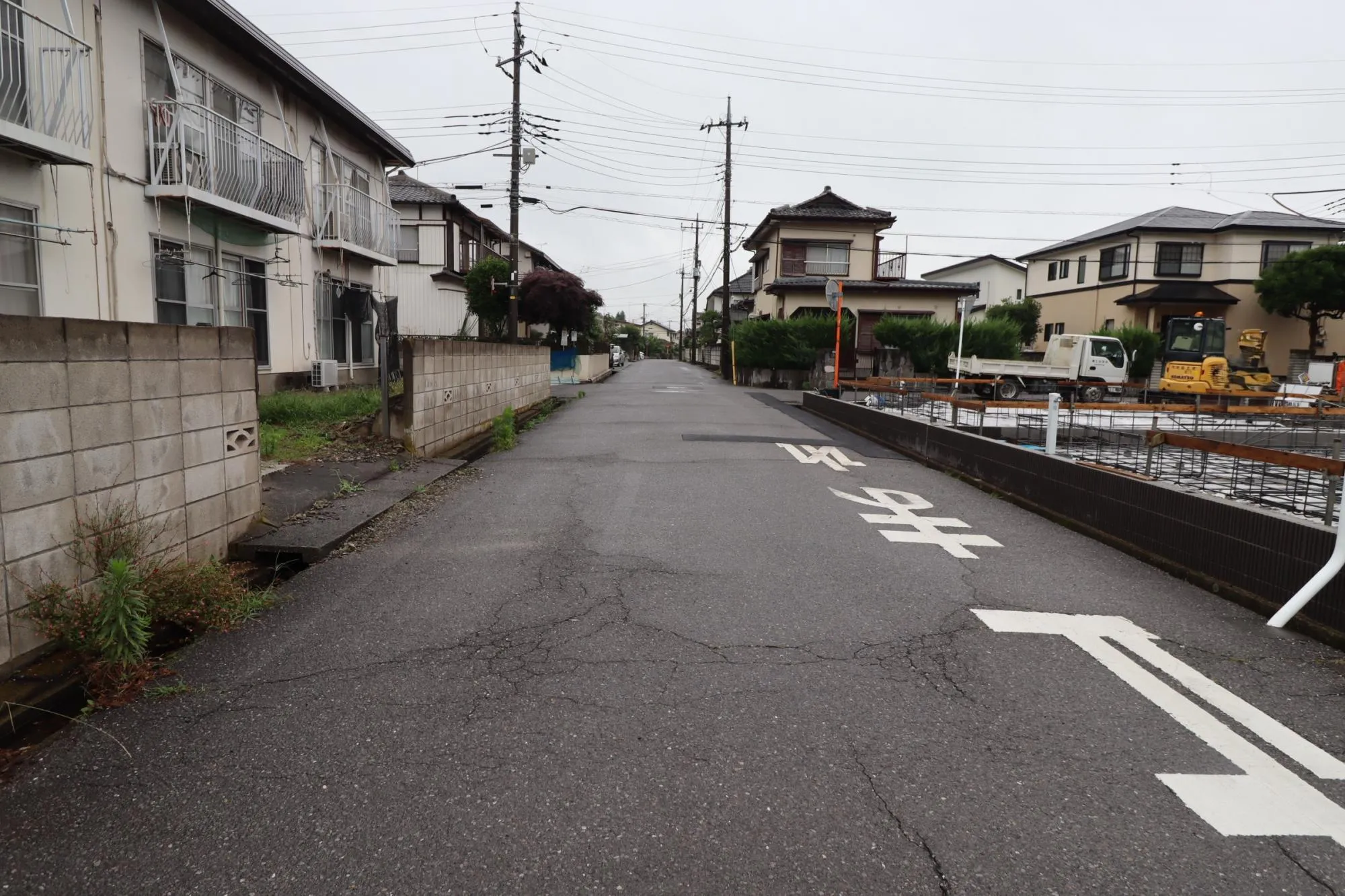 前面道路含む現地写真(基礎工事中)