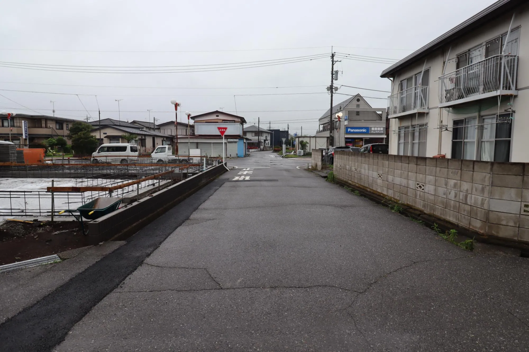 前面道路含む現地写真(基礎工事中)