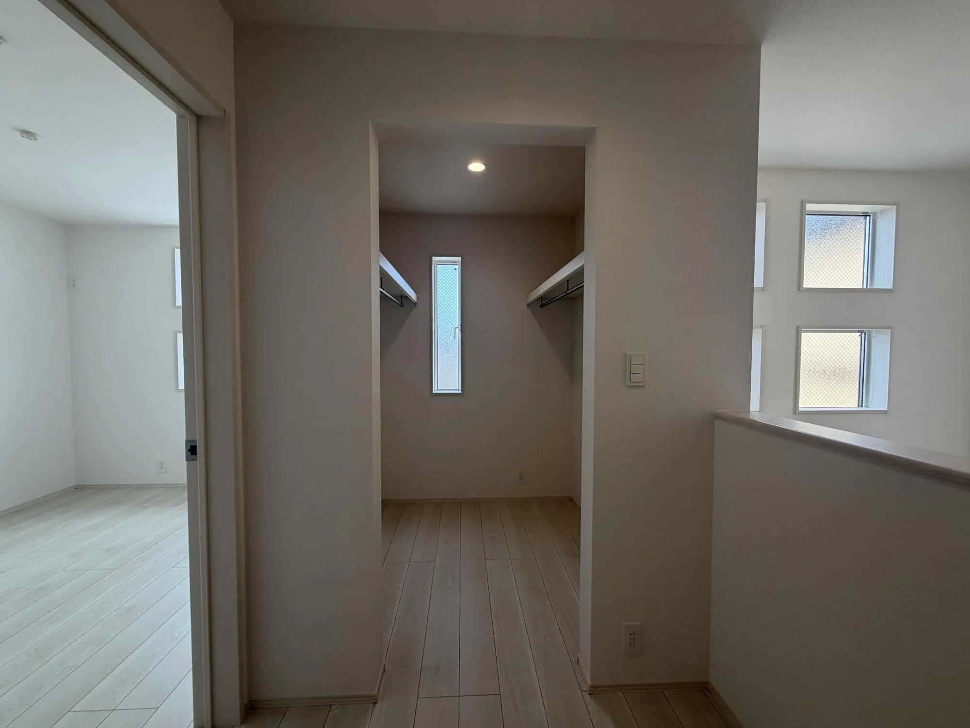 【2階廊下WIC】2階廊下には各部屋が使い位置にWICを設置しました。