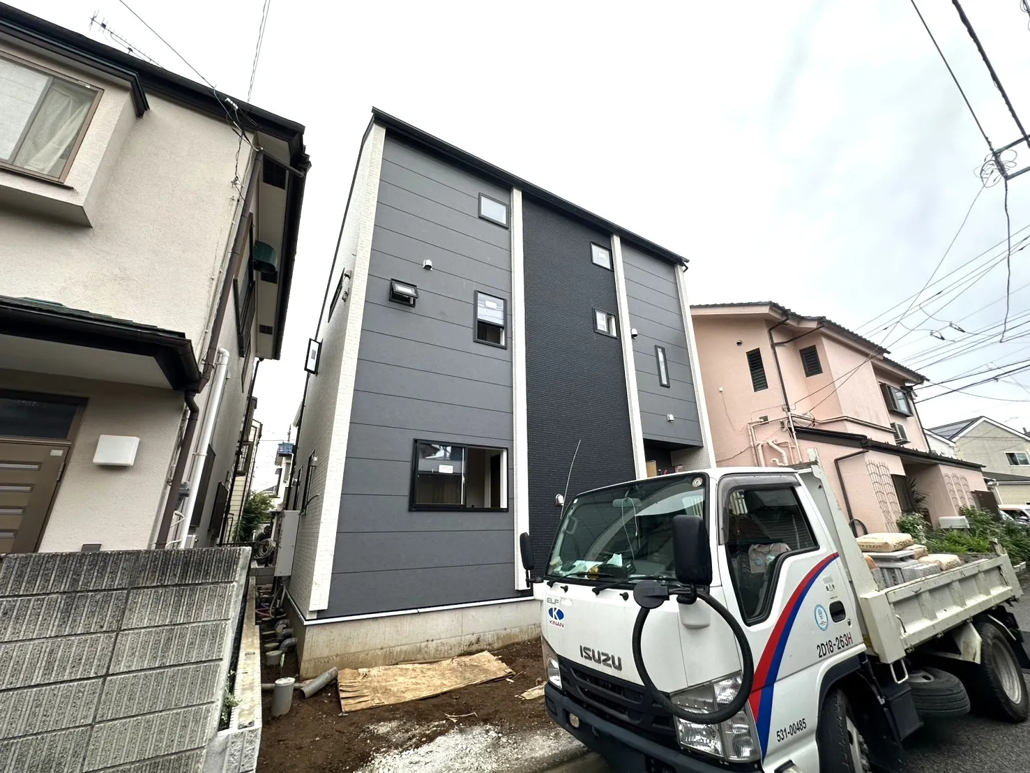 【①号棟外観】