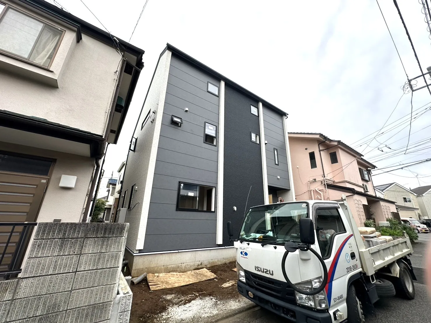 【①号棟外観】