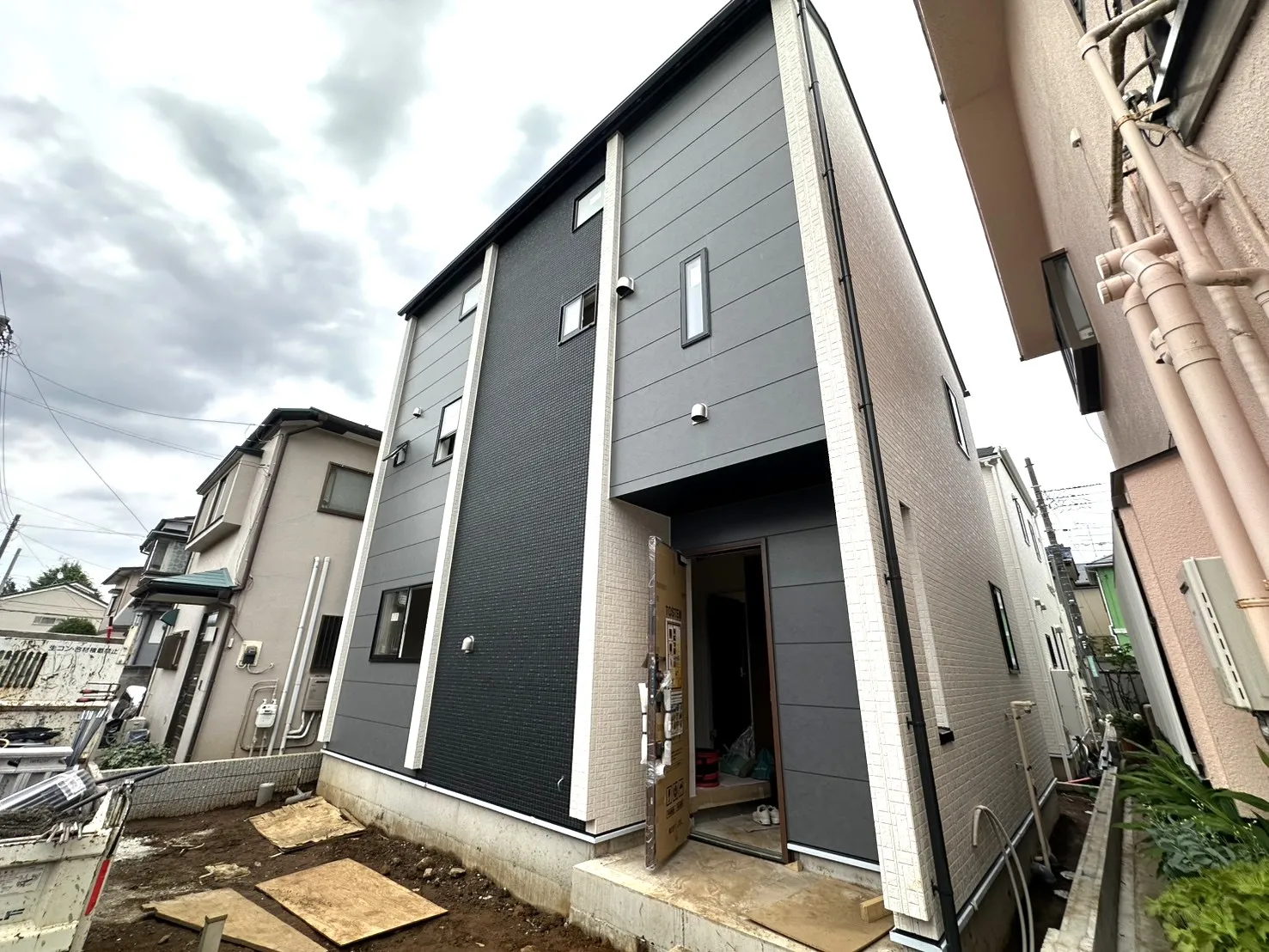 【①号棟外観】