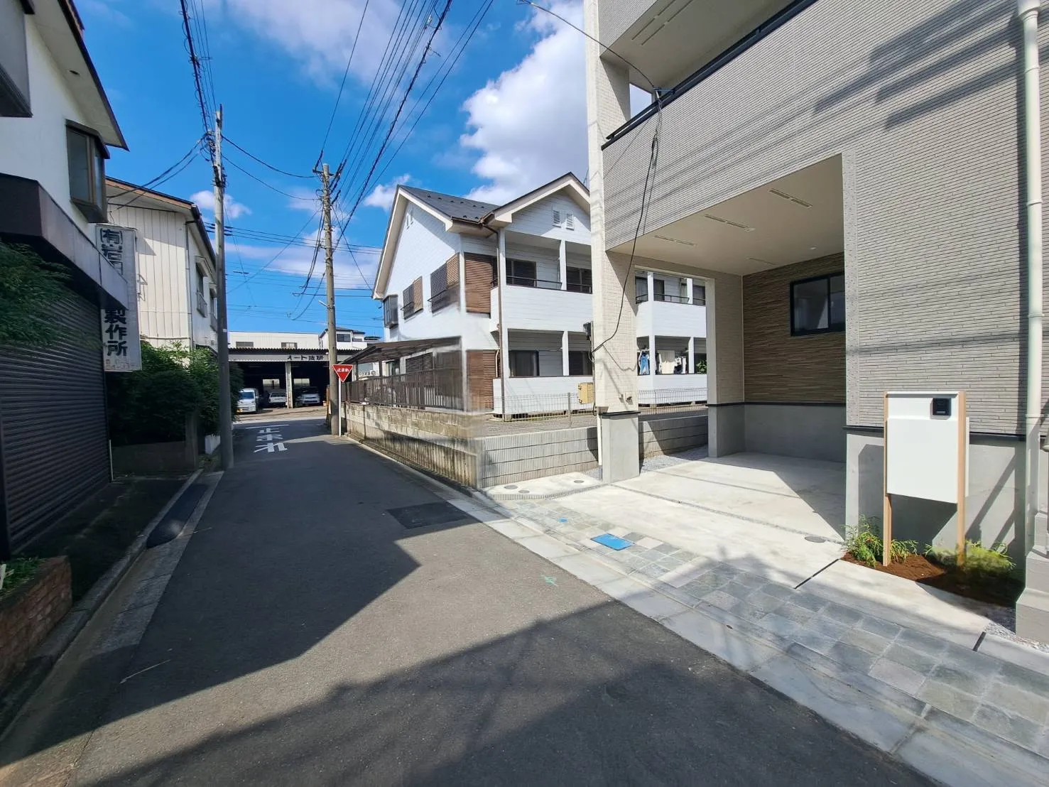 【街並み】落ち着いた住環境に面した前面道路です!