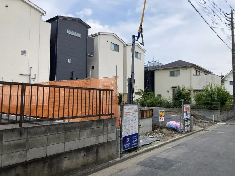 前面道路はゆとりがあり、車の運転や駐車もしやすい環境です!	
