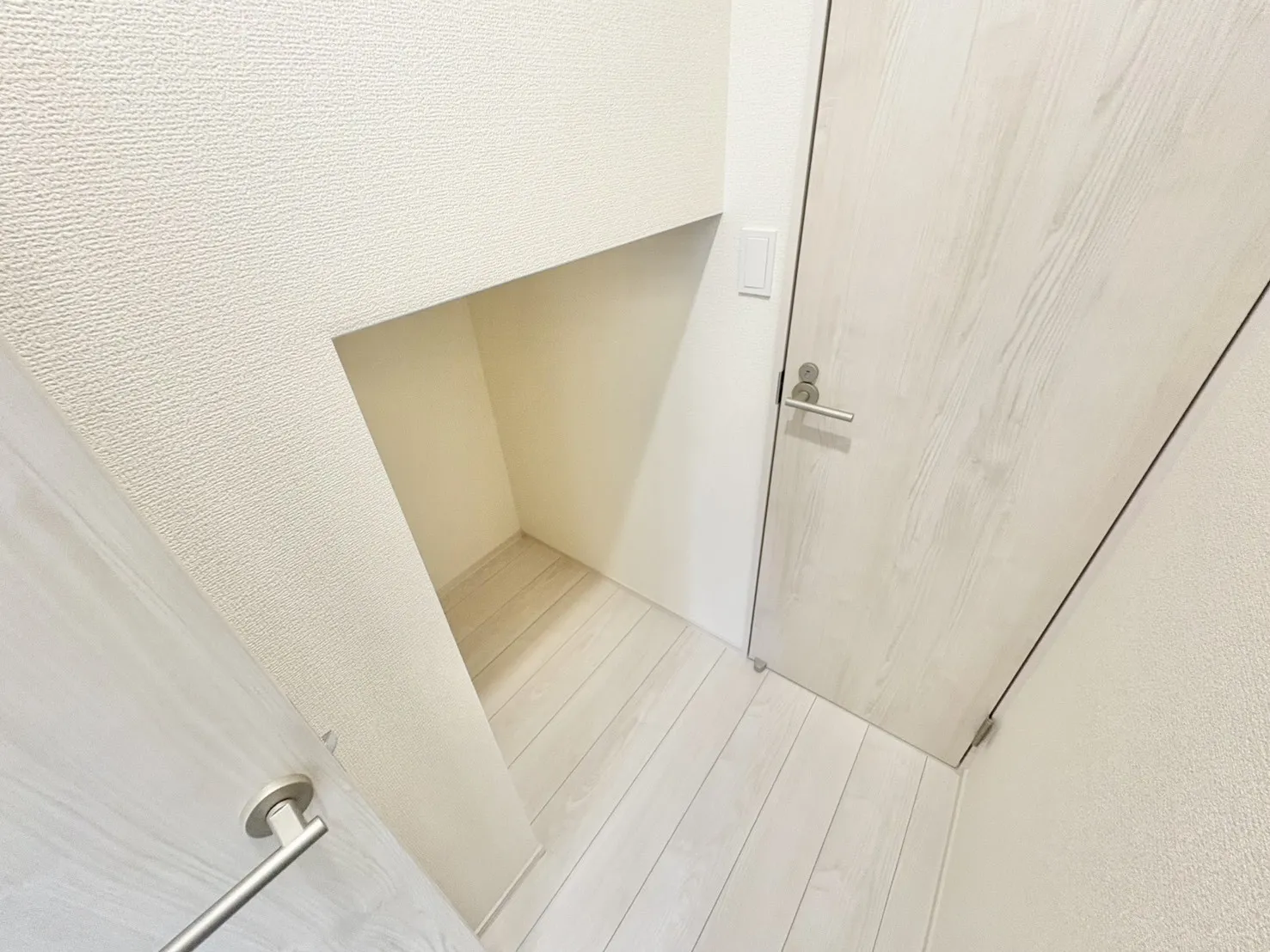 ☆1号棟 廊下収納☆