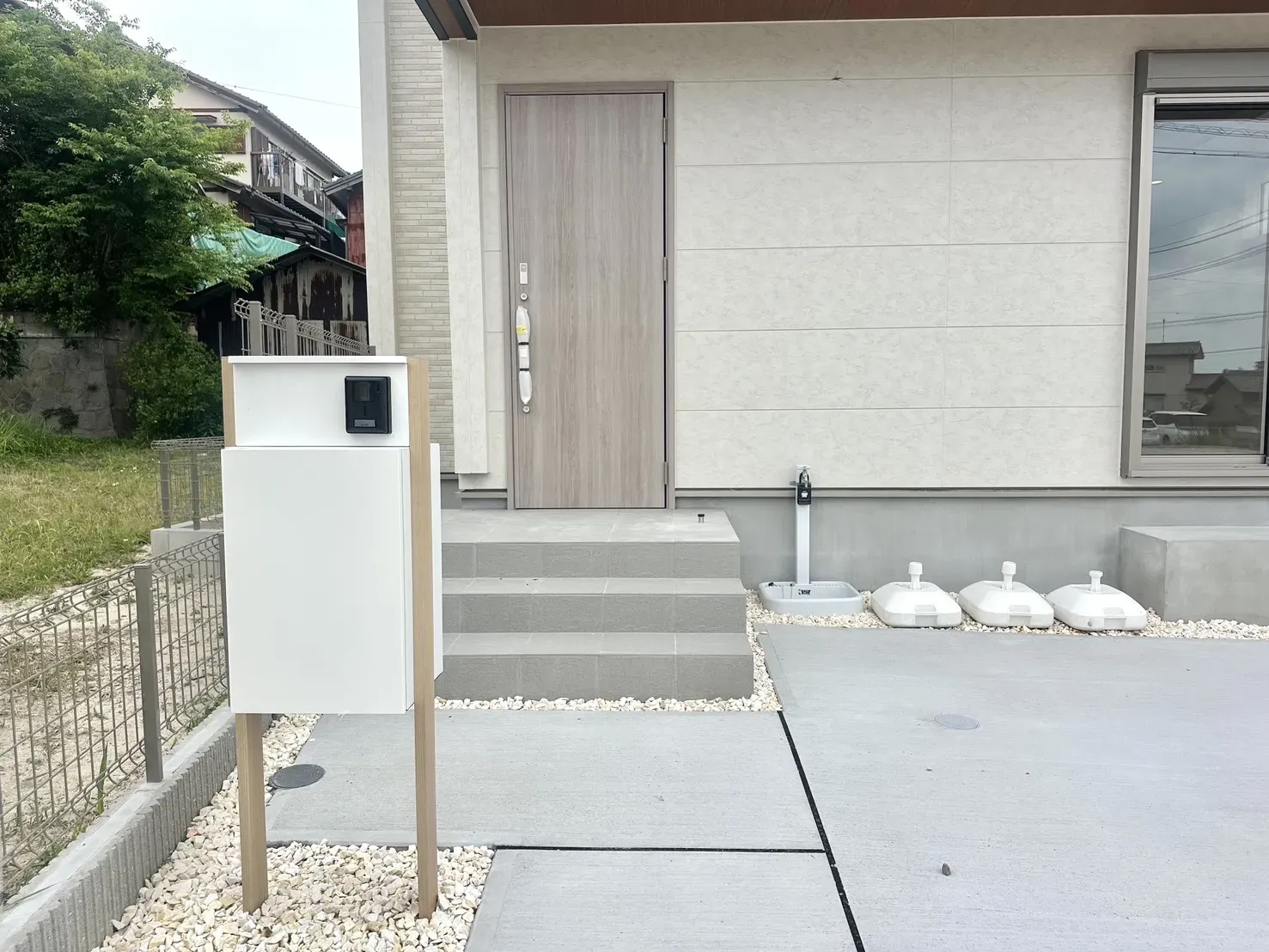 1号棟 宅配ボックス付き門柱 玄関扉