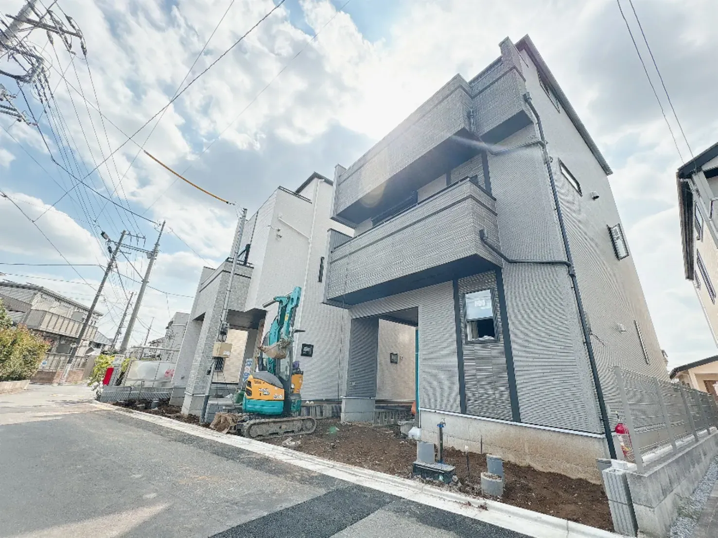【外観写真】LDKはゆとりある空間設計。ポップアップ天井を採用し、デザイン性と開放感を両立した住まいです。 