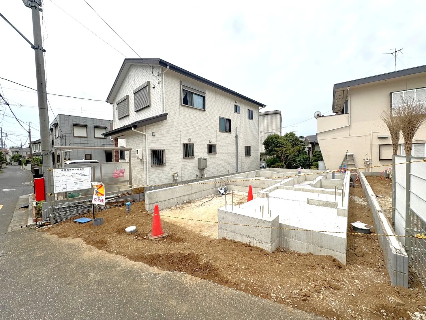 【外観写真】閑静な住宅街に佇む全2棟の新築分譲住宅。高台立地ならではの開放感と陽当たりの良さが魅力です。
