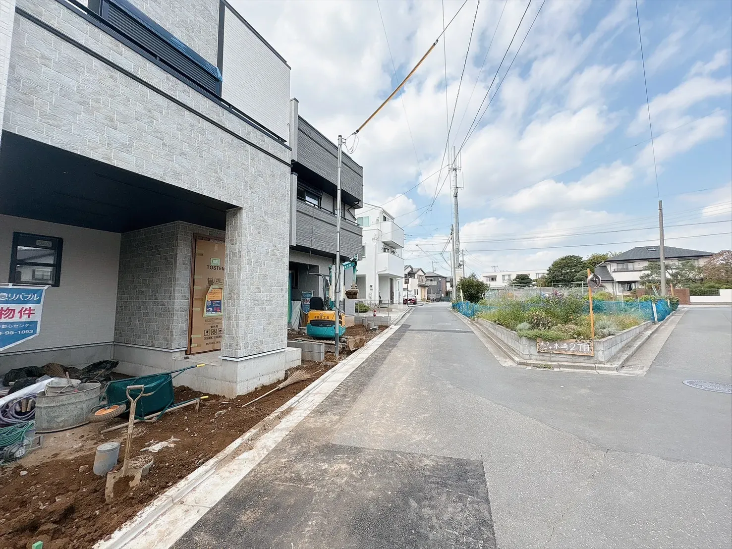 【外観写真】閑静な住宅街に佇む全2棟の新築分譲住宅。高台立地ならではの開放感と陽当たりの良さが魅力です。