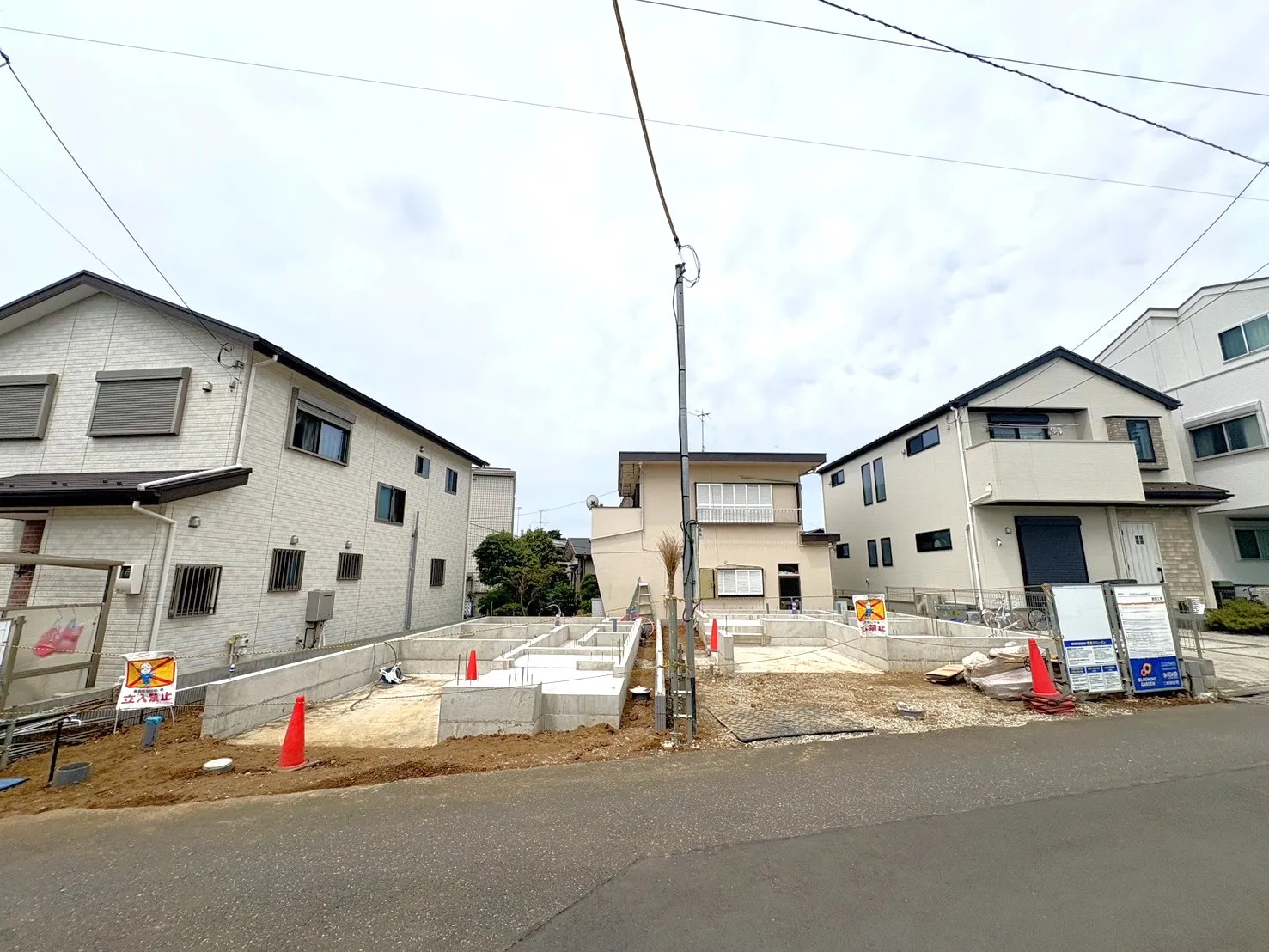 【外観写真】ワイドバルコニーを採用。2部屋から出入りでき、洗濯物やお布団もゆったりと干せます。