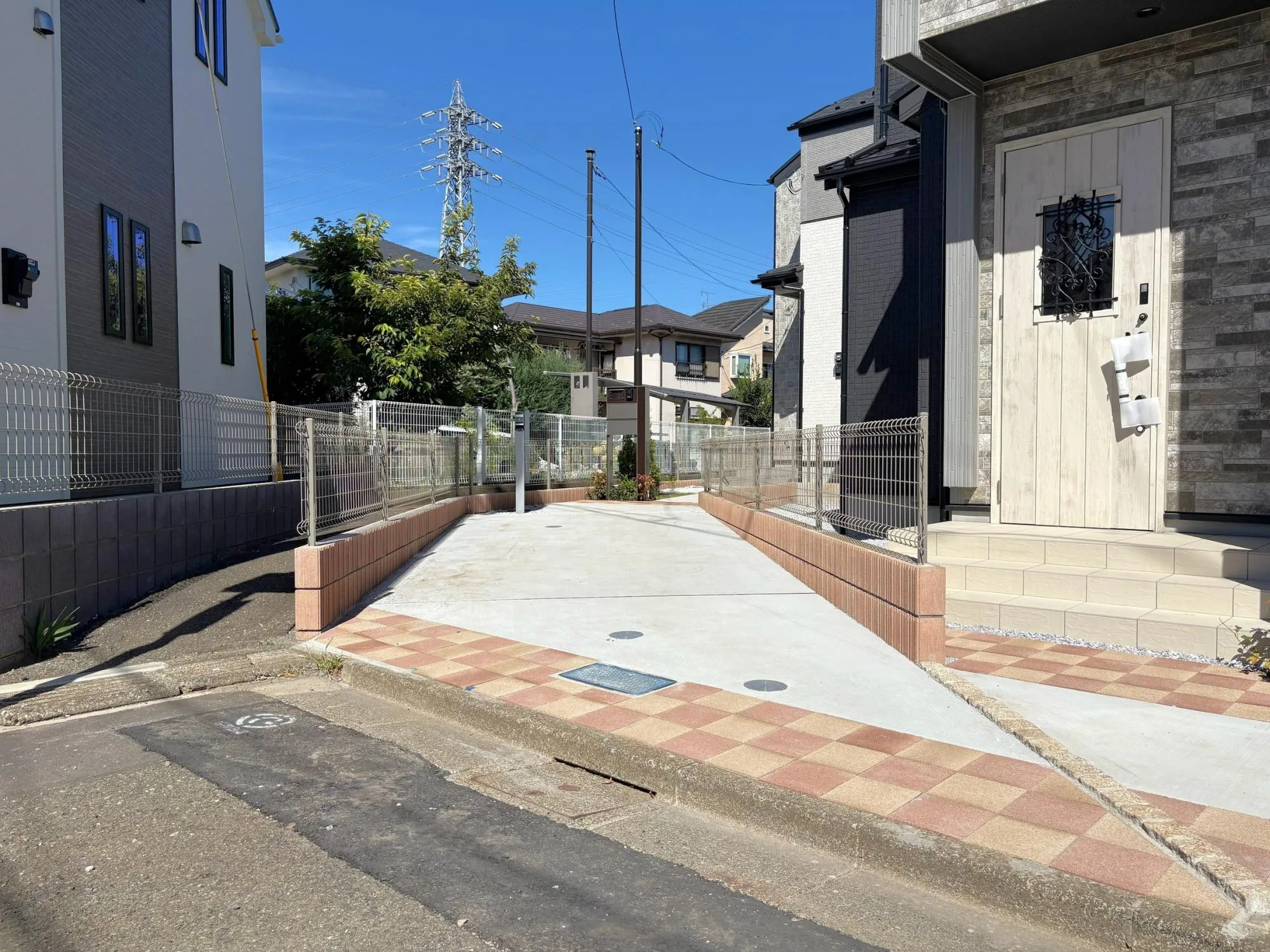 前面道路が6mなので駐車もラクラク!!