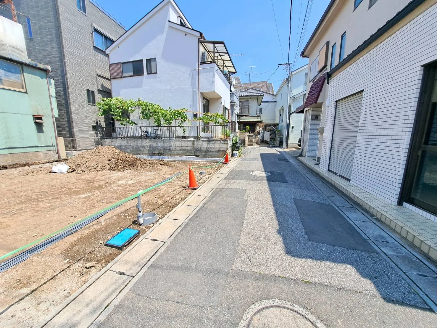 車通りも比較的少なく、落ち着いた雰囲気の前面道路です!	

