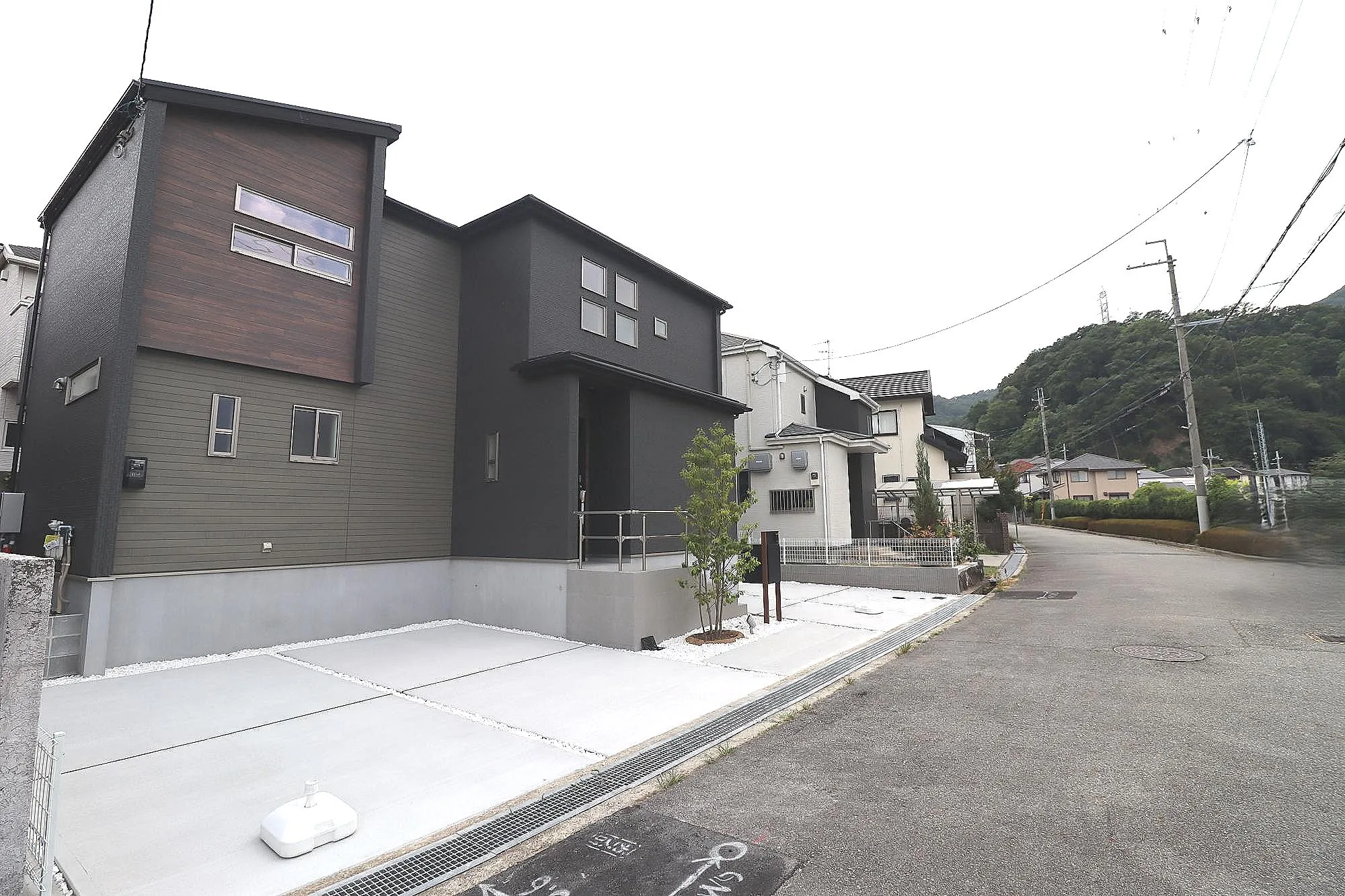 【前面道路含む現地写真】