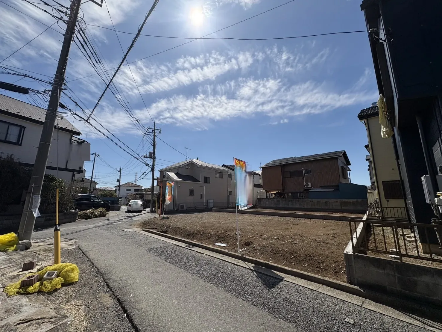 【外観写真】東南角地に位置し、陽当たり・通風ともに良好。明るく開放感のある住環境が広がります。