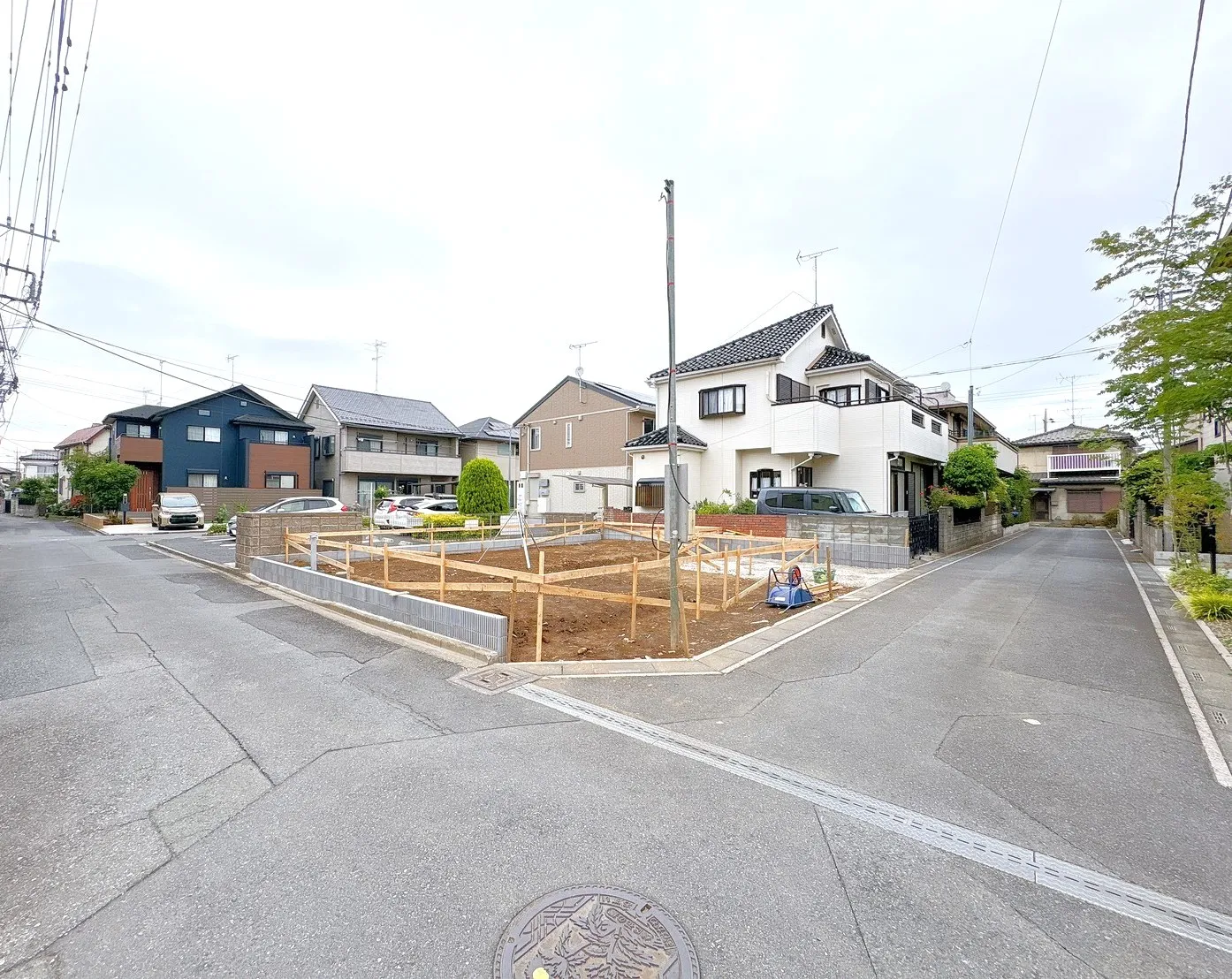 【外観写真】南西角地の陽当たり良好地。角地ならではの明るさと通風の良さが魅力で、全居室南向き設計により家中どこにいても心地よい暮らしが叶います。