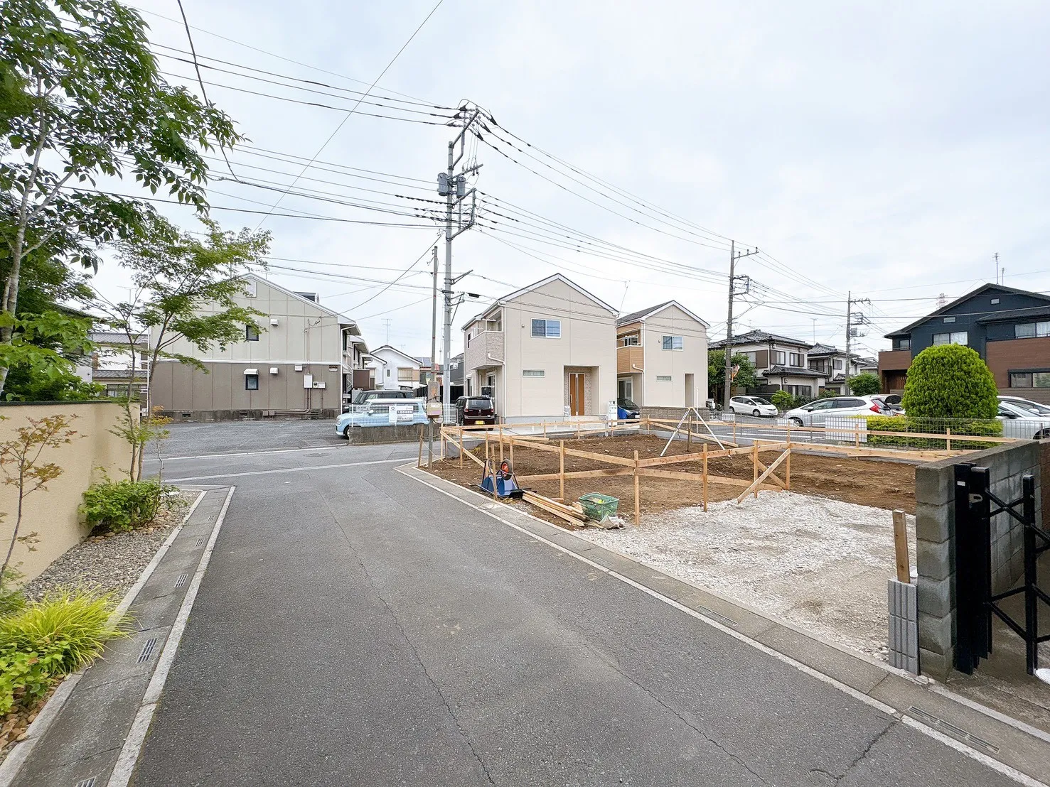 【外観写真】太陽光パネル搭載。環境にも配慮された、家計にやさしい住まいです。お気軽にお問い合わせください。