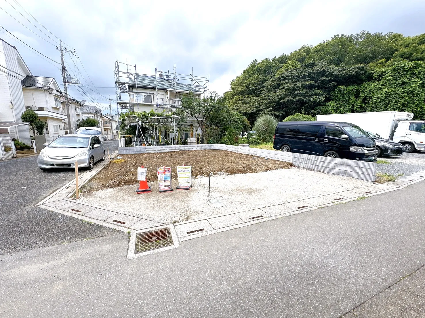 【外観写真】南西角地の陽当たり良好地。角地ならではの開放感と通風の良さが魅力で、明るく快適な住環境が広がります。