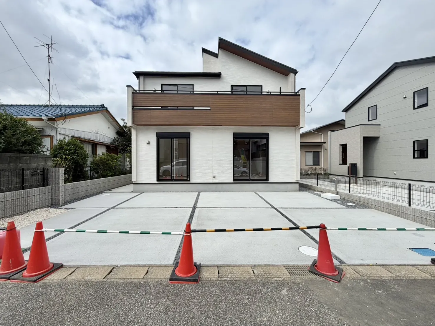 【1号棟 外観】