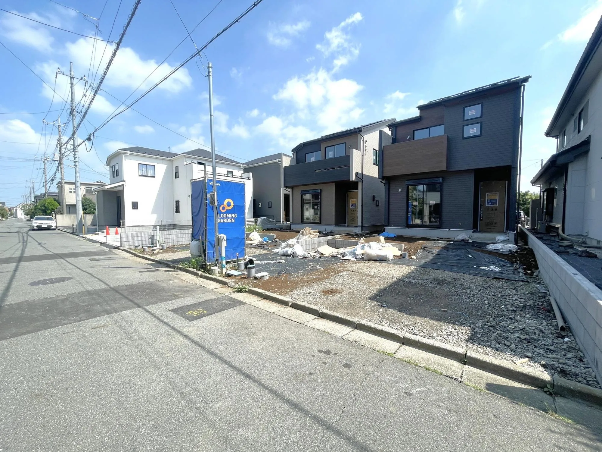 【外観写真】カースペース並列2台分を確保。前面道路も広く、車の出し入れがしやすい配置です。