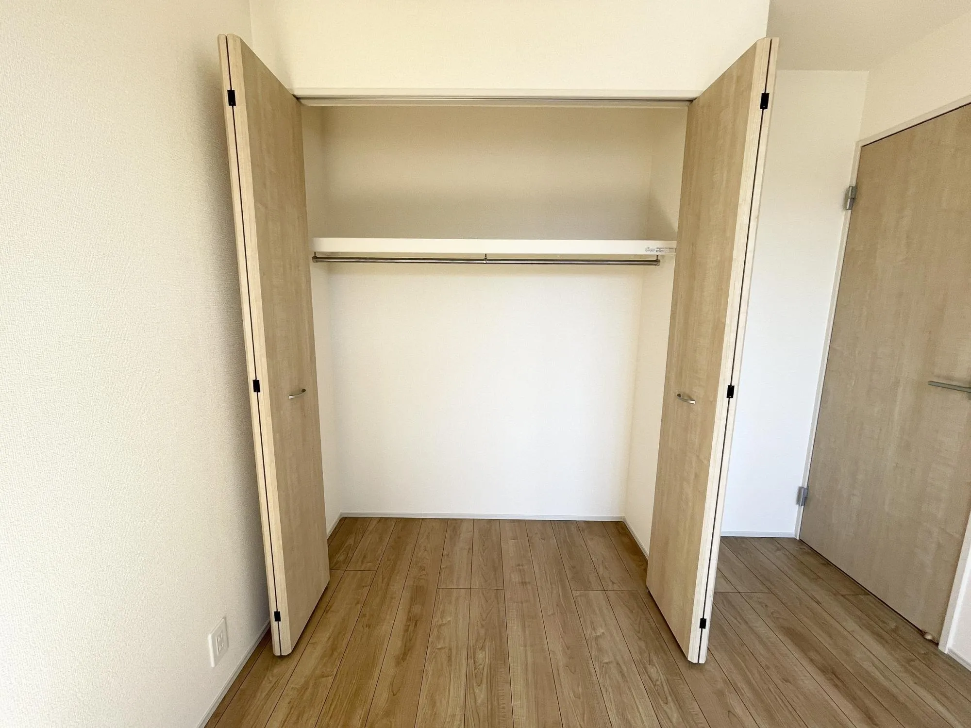 【2号棟/ウォークインクローゼット】全居室収納を設けることで、デットスペースを減らし居住空間を最大限に活用!家族それぞれの荷物をすっきり収納可能◎