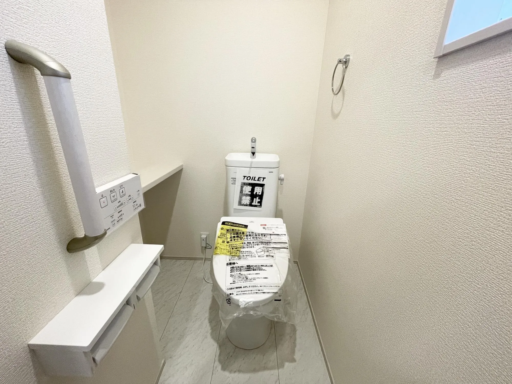 【2号棟/トイレ】温水洗浄便座を標準装備。毎日使う場所だからこそ、清潔感と使いやすさに配慮。気持ちよく一日をスタートできる快適な空間です。